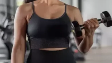 cropped-1957026562-mulher-segurando-halter.webp